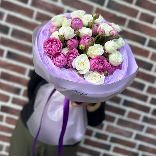 Букет из кустовой пионовидной розы "Искра"