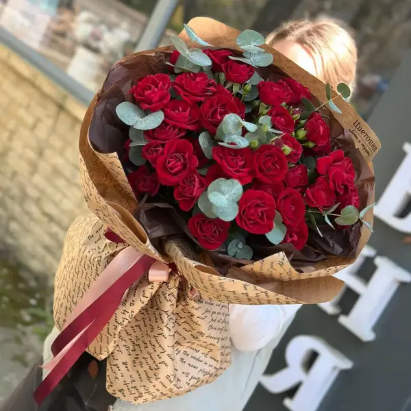 Букет из кустовых роз "Бордовый рассвет"