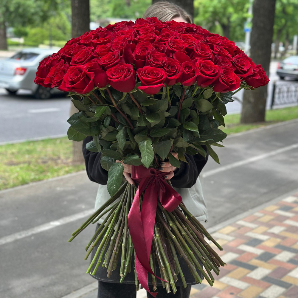 Букет из 101 голландской розы "Бушующая страсть"
